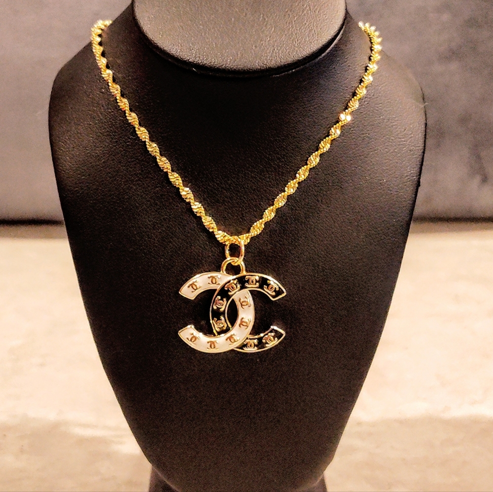 CHANEL CC 18K GOLD PLATED BLACK & WHITE CC LOGO PENDANT ON GOLD PLATED NECKLACE - Picture 3 of 13